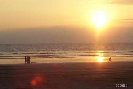 Sonnenuntergang am Strand der Atacames-Provinz Esmeraldas