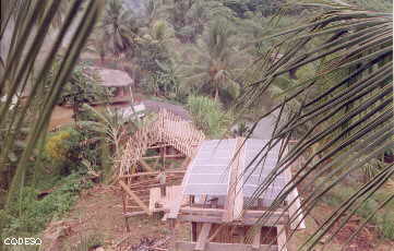 La instalación vista desde una palmera de coco