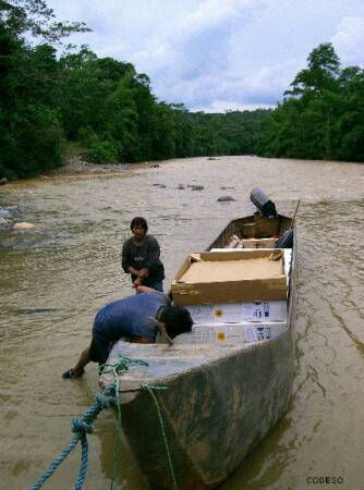 Transporte fluvial de los equipos solares