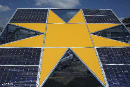 Foto Paneles solares fotovoltaicos Isofoton en la Capilla del Hombre de Guayasamin en Quito, Ecuador